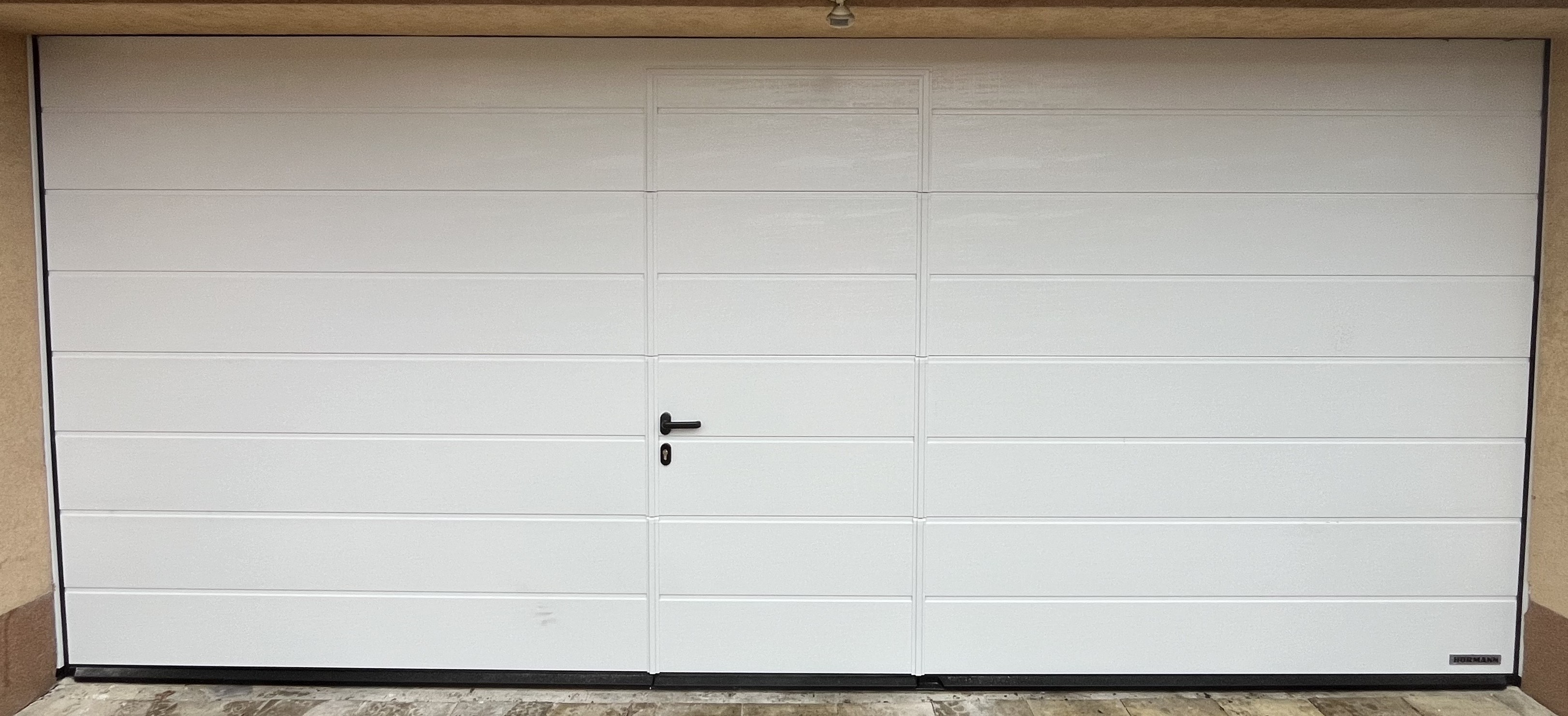 Garaova brana Hormann LPU42 povrch Woodgrain integrovane dvere. kopia